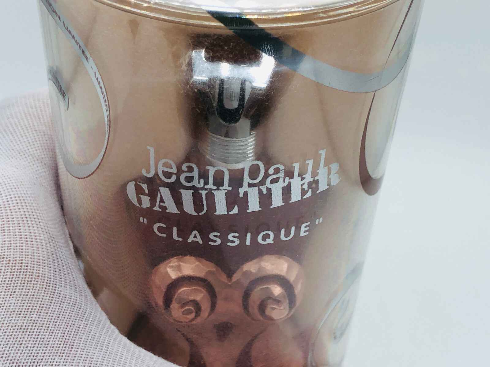 Flacone di profumo Jean Paul Gaultier Classique con design elegante e raffinato