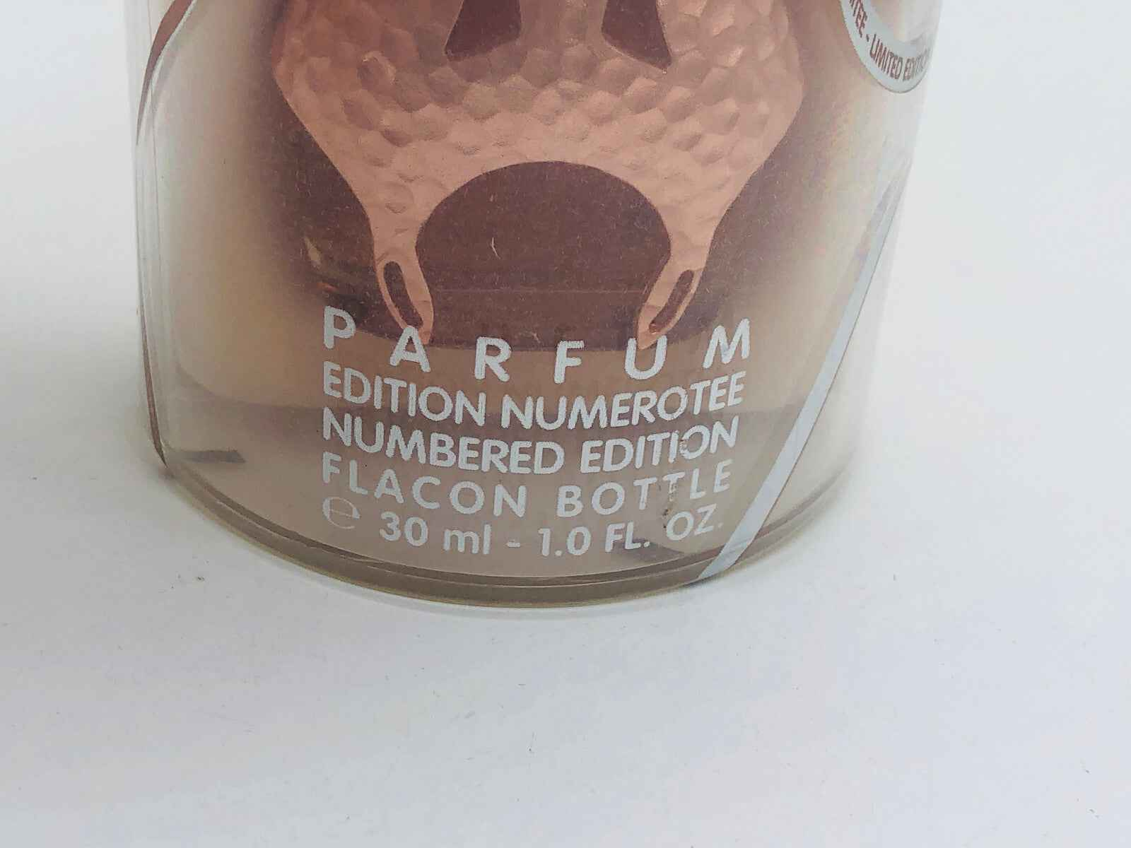 Flacone in edizione numerata del profumo Jean Paul Gaultier Classique da 30 ml con design elegante