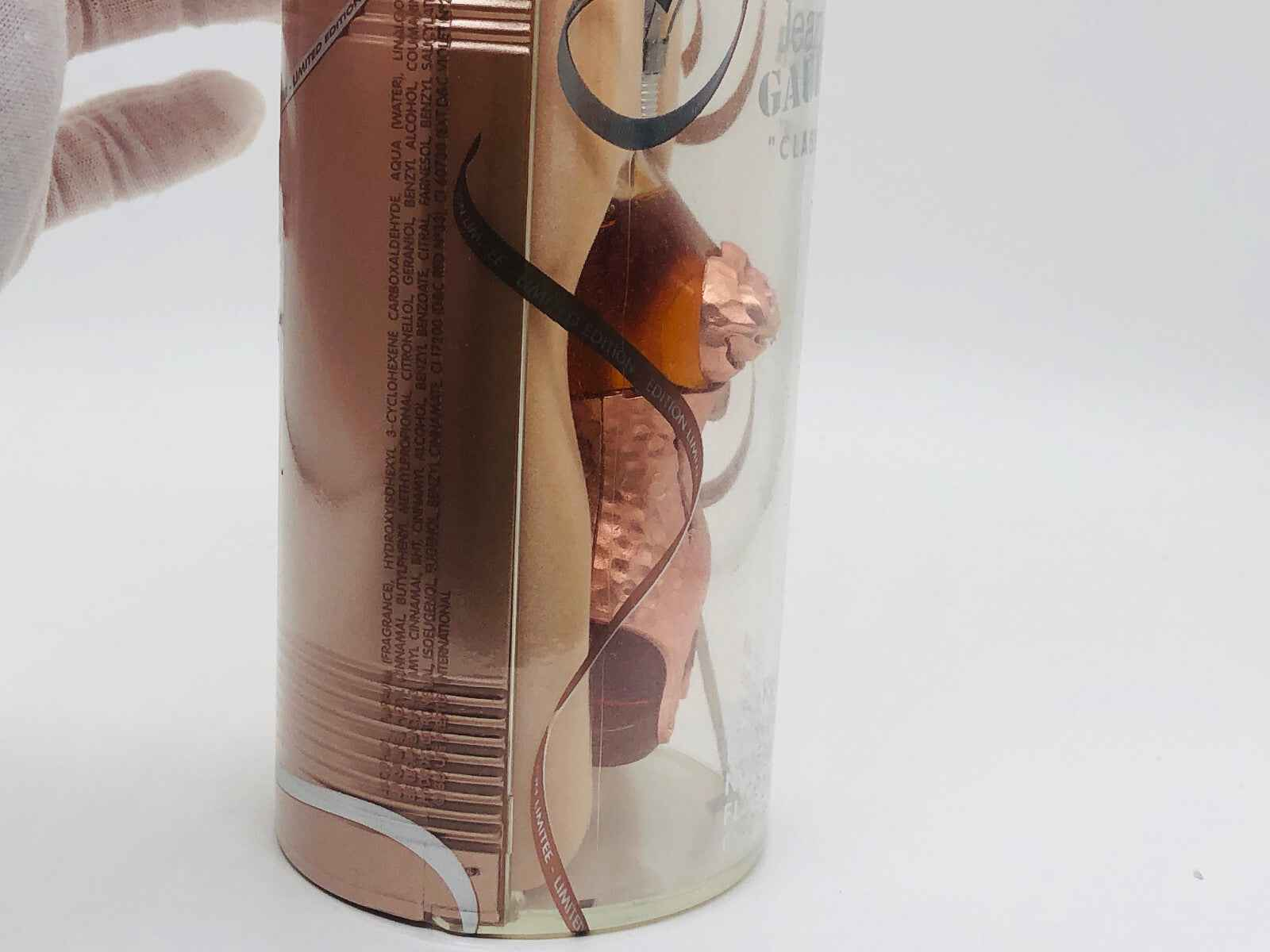 Flacone di profumo Jean Paul Gaultier Classique con design distintivo in confezione elegante