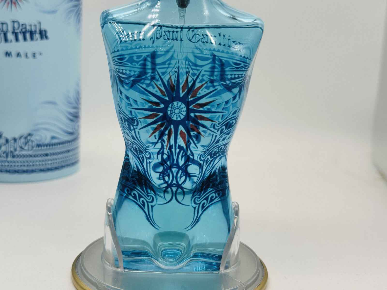 Profumo Gaultier Le Male Summer Cologne in bottiglia blu con design decorativo estivo