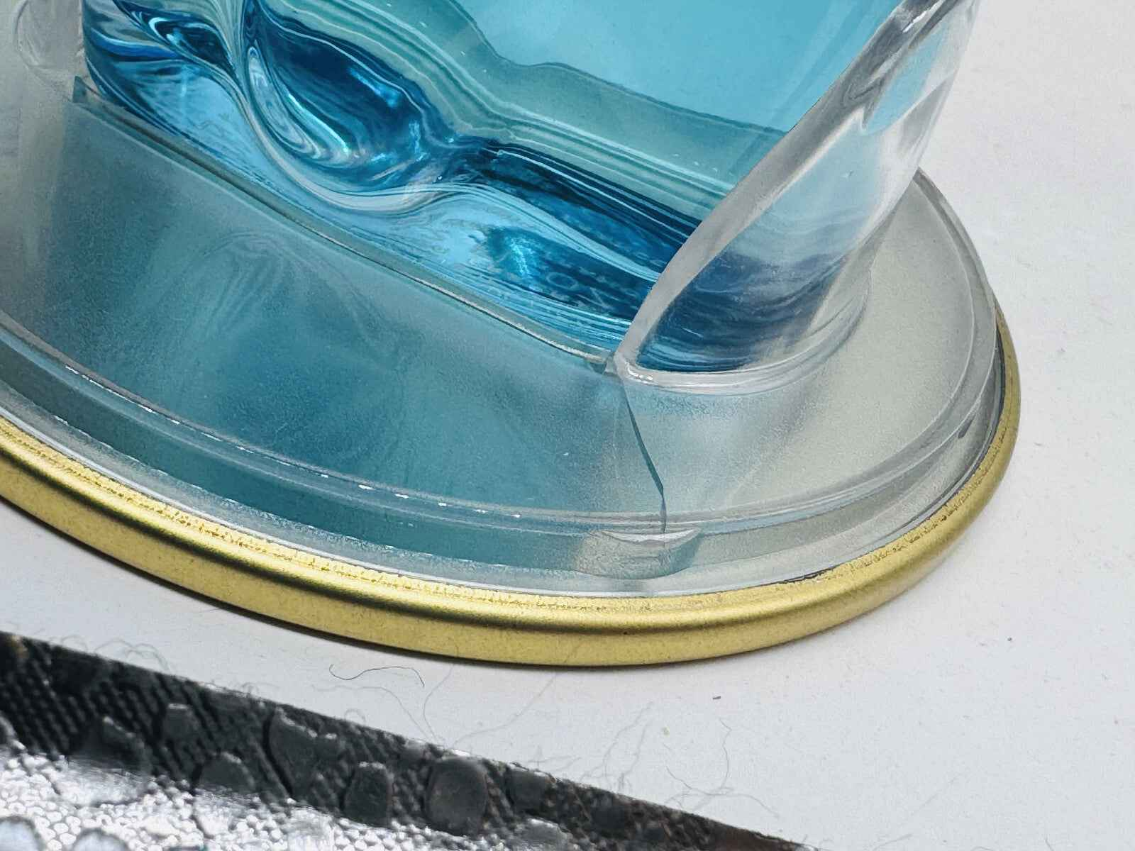 Bottiglia di Gaultier Le Male Summer Cologne con un design fresco e raffinato per l'estate