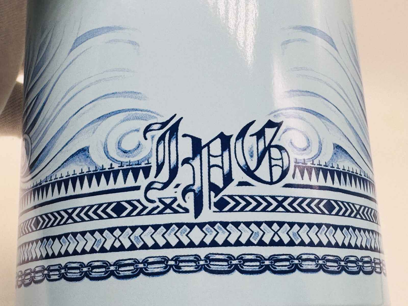 Flacone di Gaultier Le Male Summer Cologne con design blu e bianco ispirato al mare