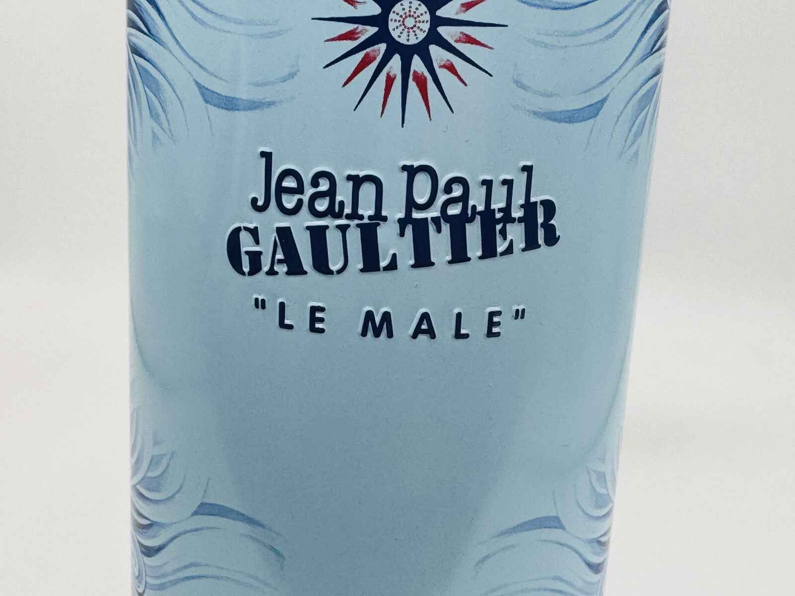 Flacone di profumo Gaultier Le Male Summer Cologne di Jean Paul Gaultier con design blu e dettagli estivi