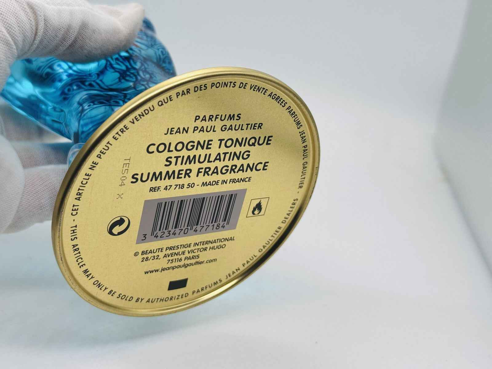 Bottiglia di Gaultier Le Male Summer Cologne con design blu e etichetta dorata, profumo estivo stimolante