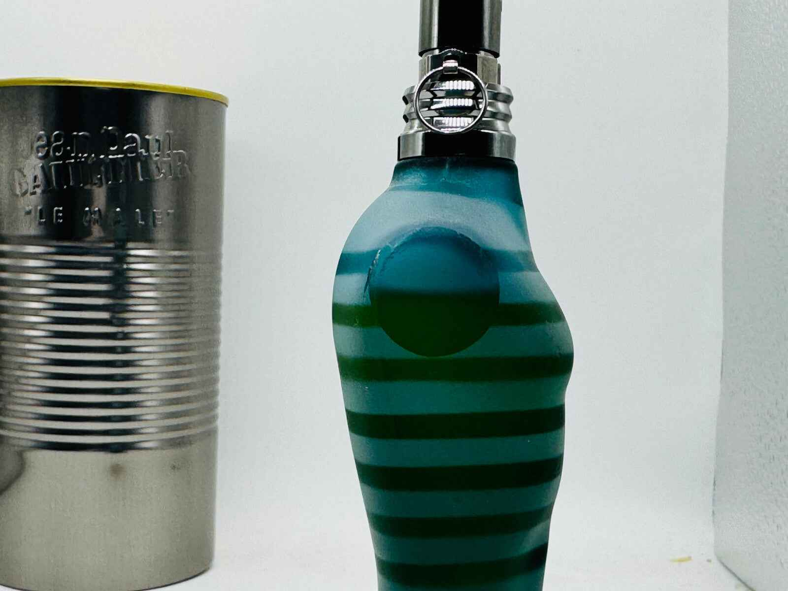 Profumo Vintage Jean Paul Gaultier Le Male in bottiglia a forma di uomo con strisce verdi e blu