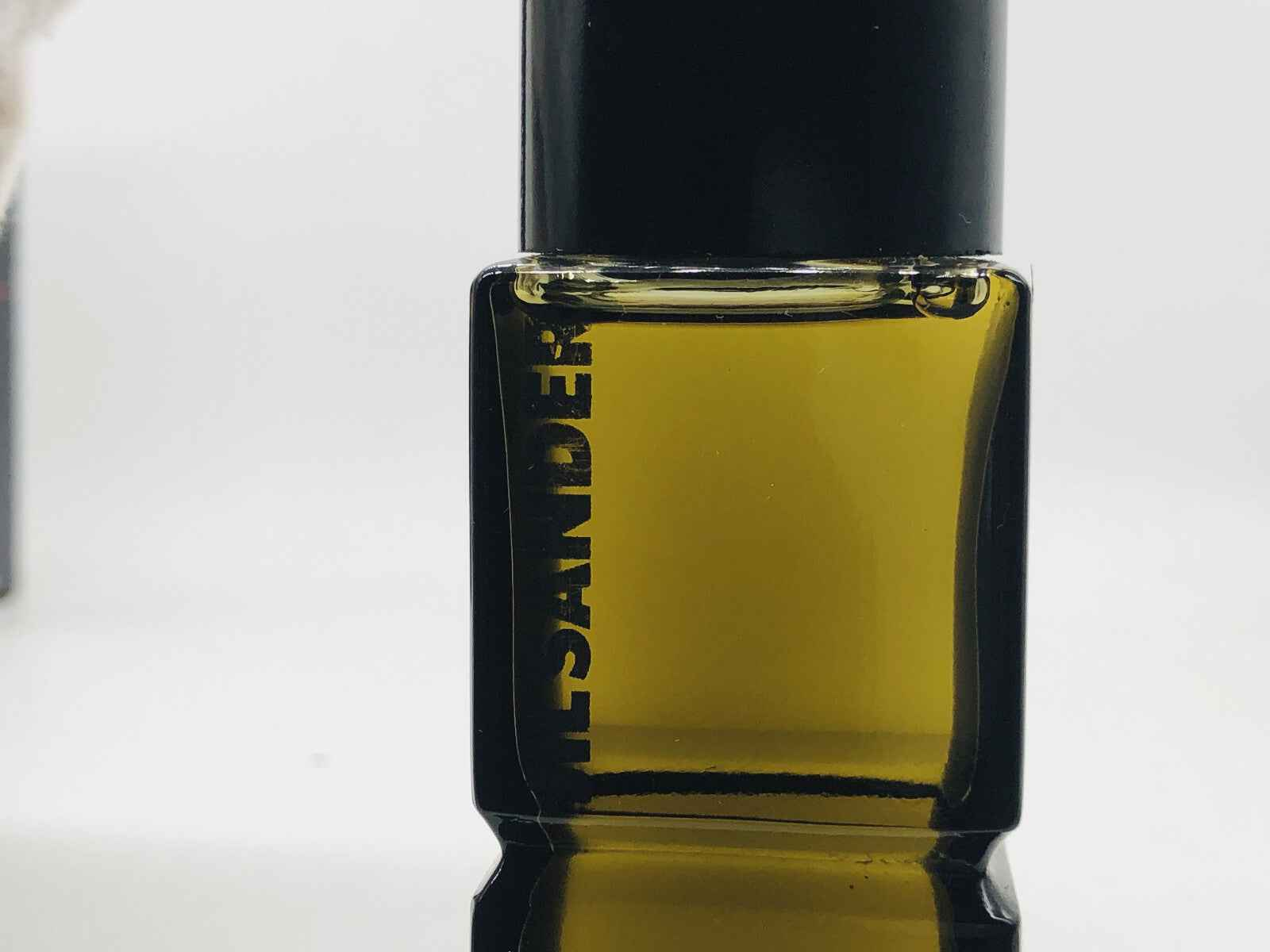 Bottiglia di profumo Jil Sander Men Pure con design elegante e fragranza distintiva
