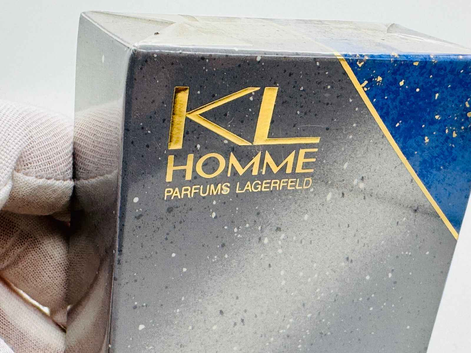 Scatola di profumo Karl Lagerfeld Kl Homme Vintage con design elegante in colori blu e argento