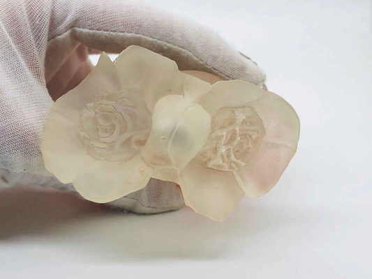 Scultura di fiori di ceramica Kenzo Le Monde Est Beau con dettagli raffinati e finitura lucida