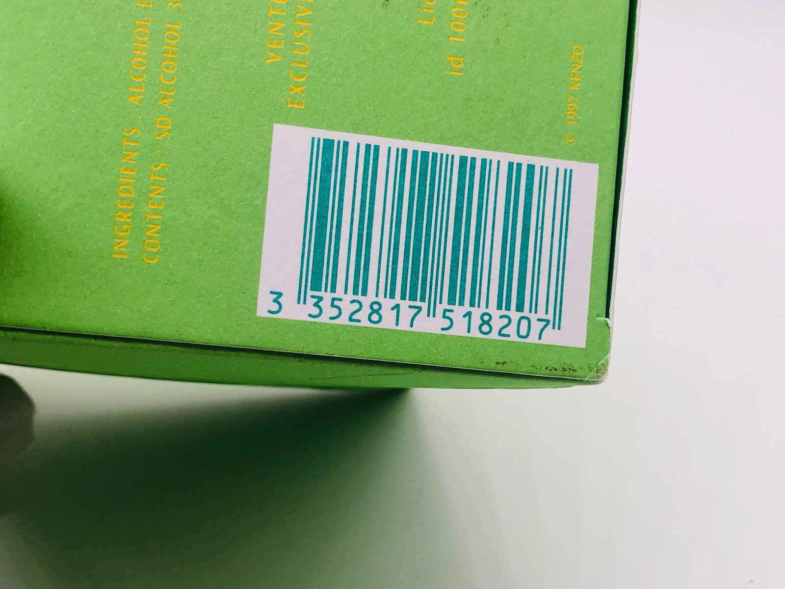 Scatola del profumo Ca Sent Beau Kenzo con codice a barre visibile sul lato