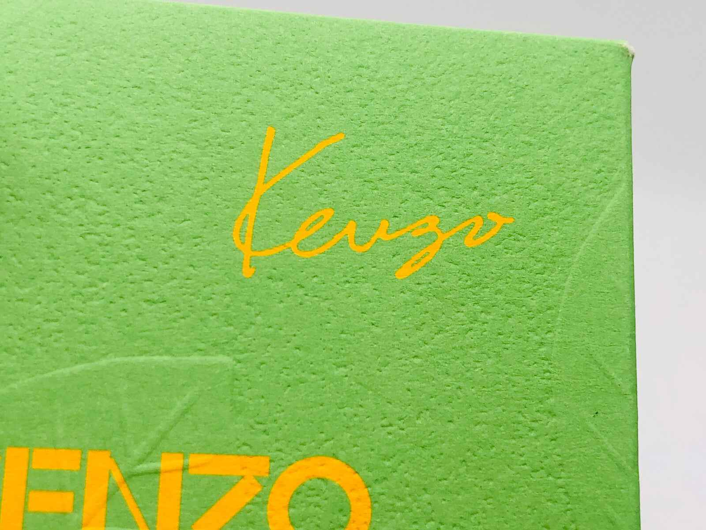 Scatola profumo Ca Sent Beau Kenzo con logo Kenzo in rilievo su sfondo verde