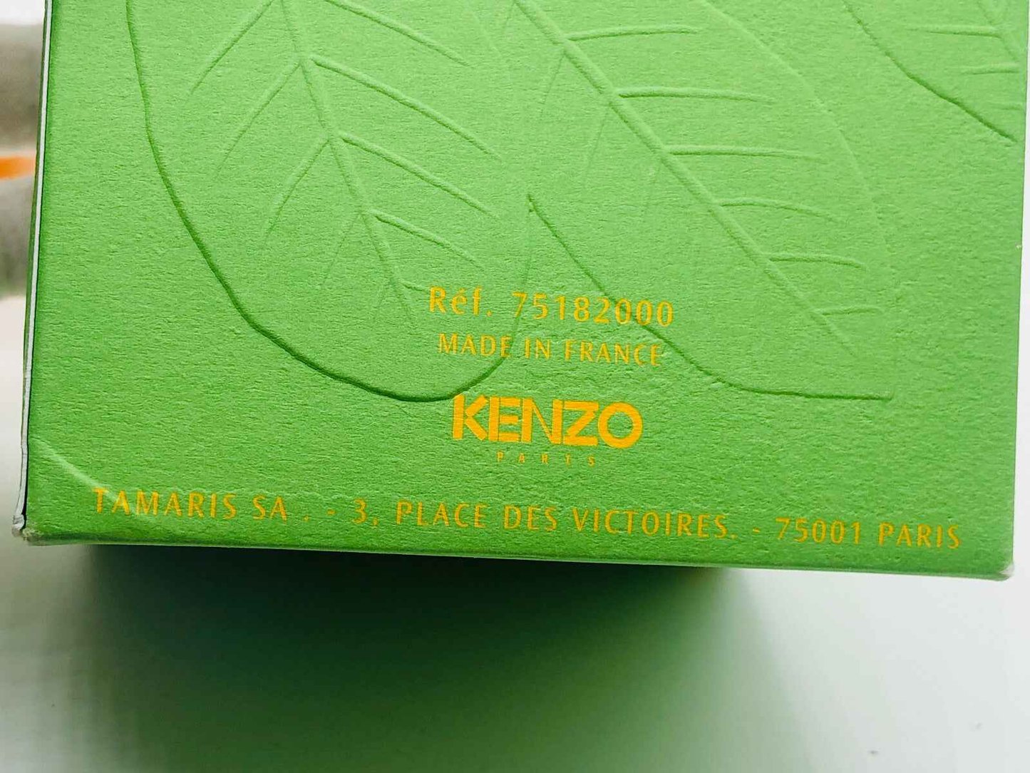 Scatola verde del Profumo Ca Sent Beau Kenzo con dettagli in rilievo e logo KENZO.