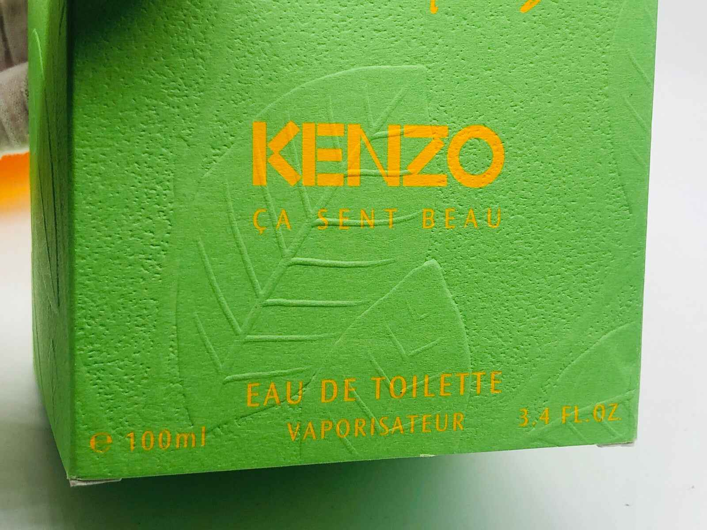 Scatola di profumo Ca Sent Beau Kenzo da 100 ml con un design verde e foglie in rilievo
