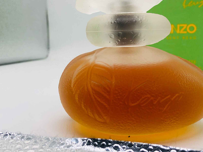Flacone di profumo Ca Sent Beau Kenzo con design elegante e rifiniture trasparenti