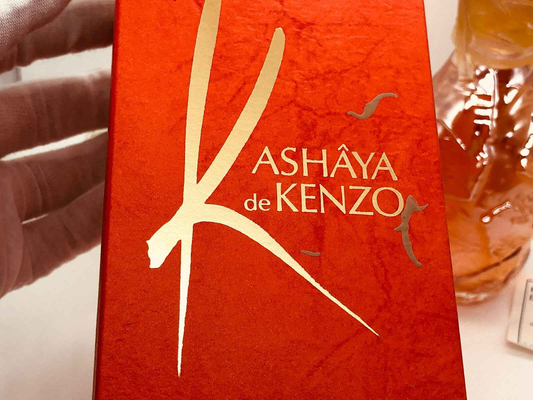 Scatola del profumo Kenzo Kashaya con design elegante e tonalità rosse brillanti