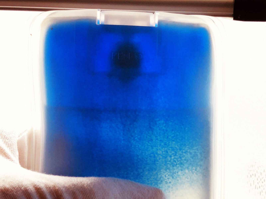 Flacone di profumo Kenzo Air Vintage con una tonalità di blu vibrante e design elegante