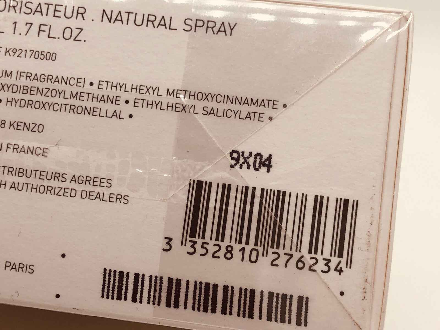 Scatola di profumo Kenzo Fleur Soie con ingredienti e dettagli del prodotto in fondo alla confezione
