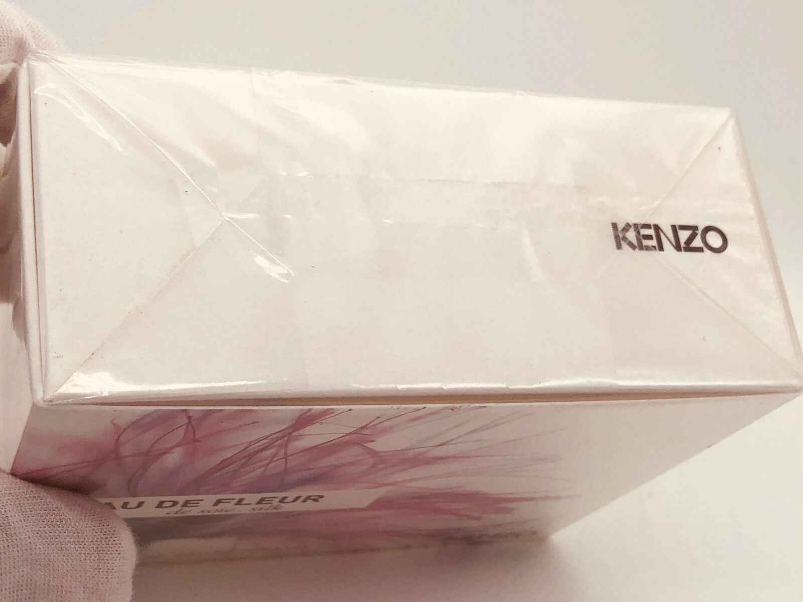 Scatola del profumo Kenzo Fleur Soie con design elegante e logo KENZO in evidenza