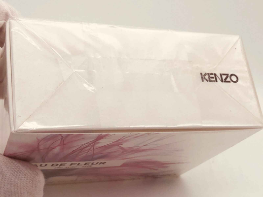 Scatola del profumo Kenzo Fleur Soie con design elegante e logo KENZO in evidenza