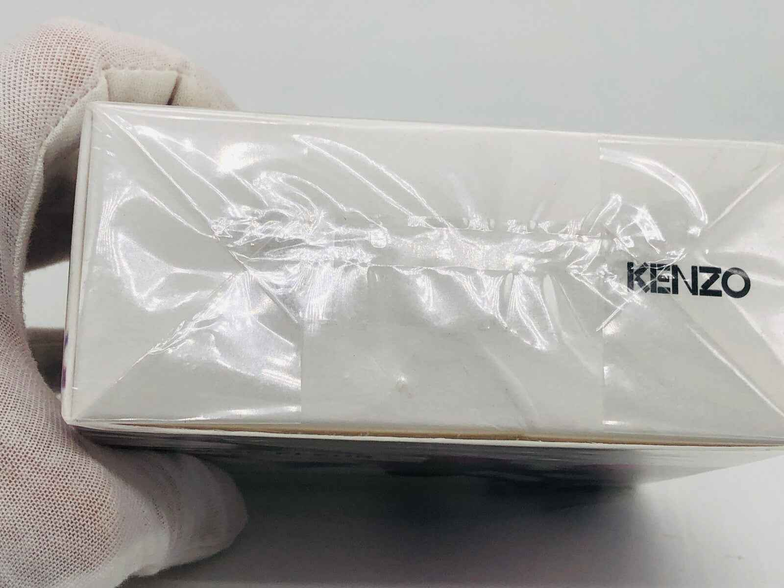 Scatola di profumo Kenzo Vintage avvolta in plastica con logo KENZO visibile