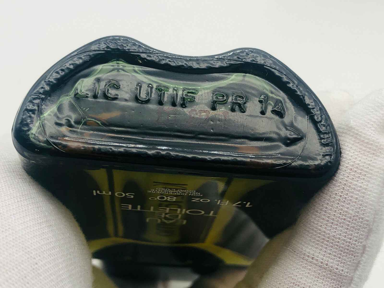 Dettaglio tappo vintage del Profumo Krizia Uomo Vintage con flacone in vetro scuro da 50 ml