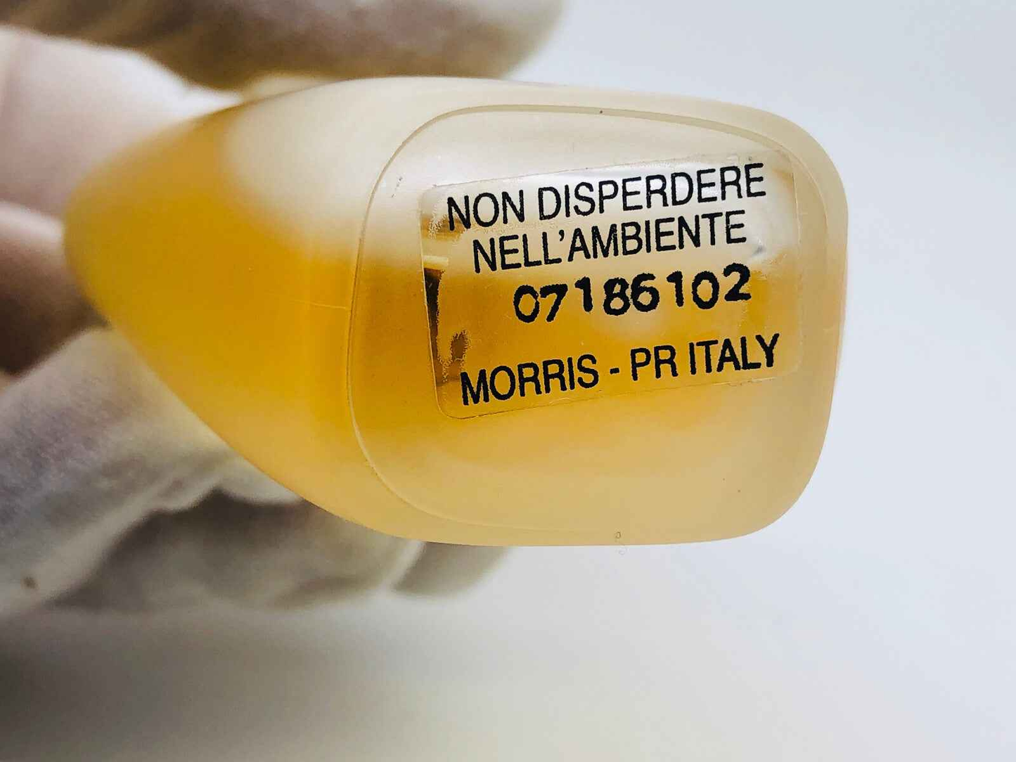 Dettaglio del profumo Body Silk La Perla in flacone trasparente con etichetta informativa