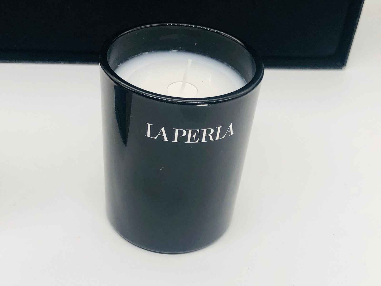 Candela profumata La Perla Body Silk Vintage in contenitore nero elegante per un'atmosfera romantica