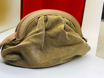 Borsa vintage in tessuto dorato di La Perla, ideale per eleganti occasioni, con design classico e morbido