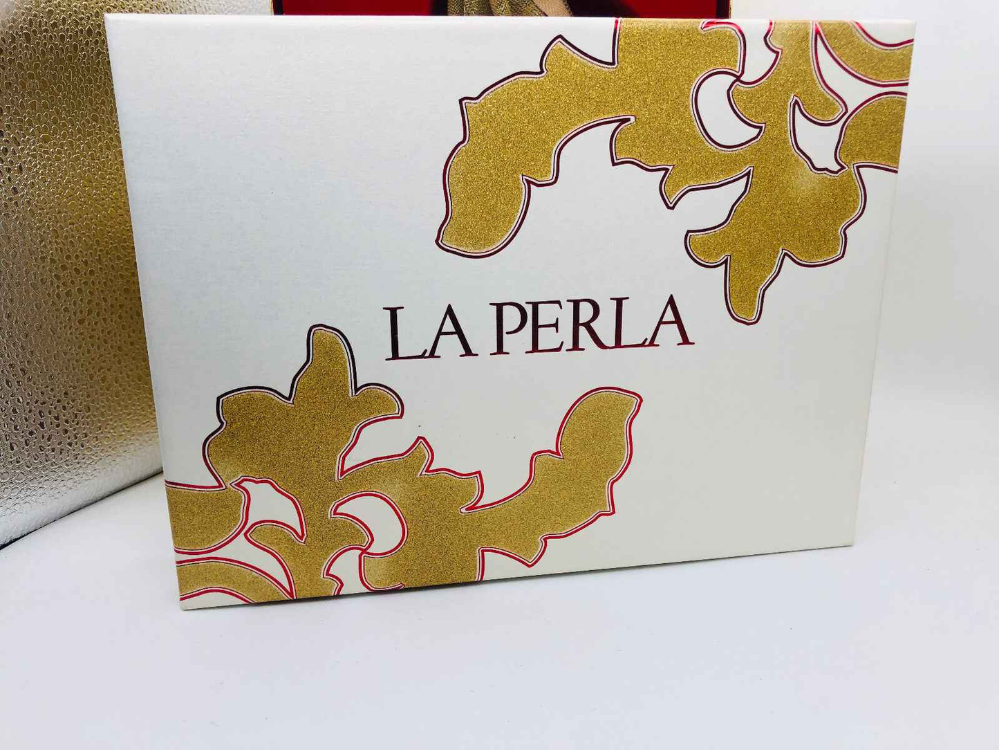 Confezione del Profumo Vintage La Perla con decorazioni dorate eleganti