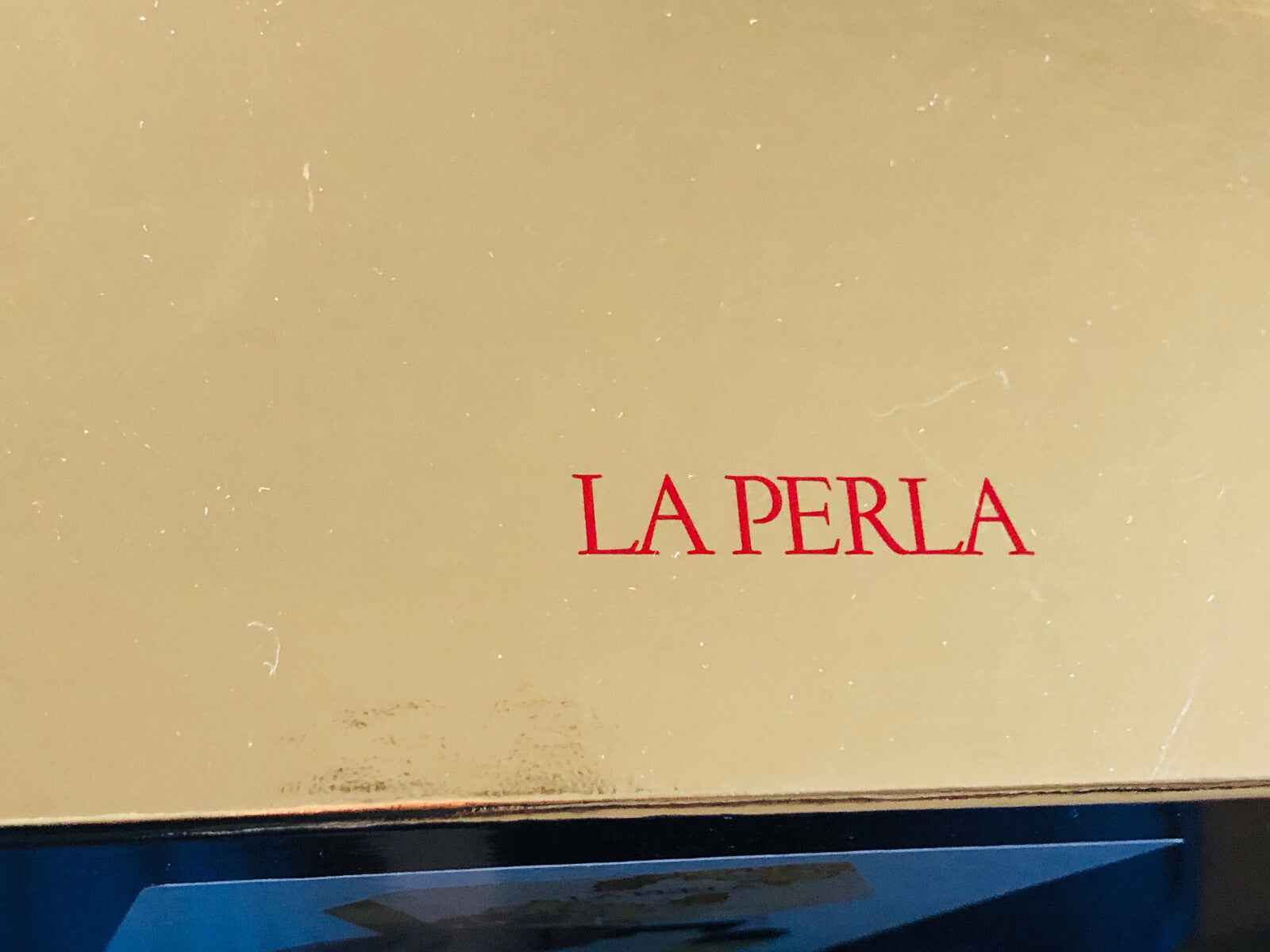 Scatola elegante di Profumo Vintage La Perla con il logo dorato in rilievo