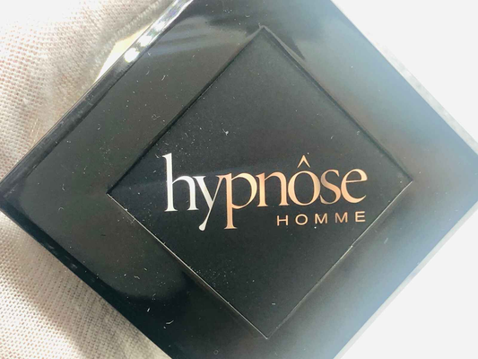 Scatola del profumo Hypnose Homme di Lancôme con design elegante e logo in oro