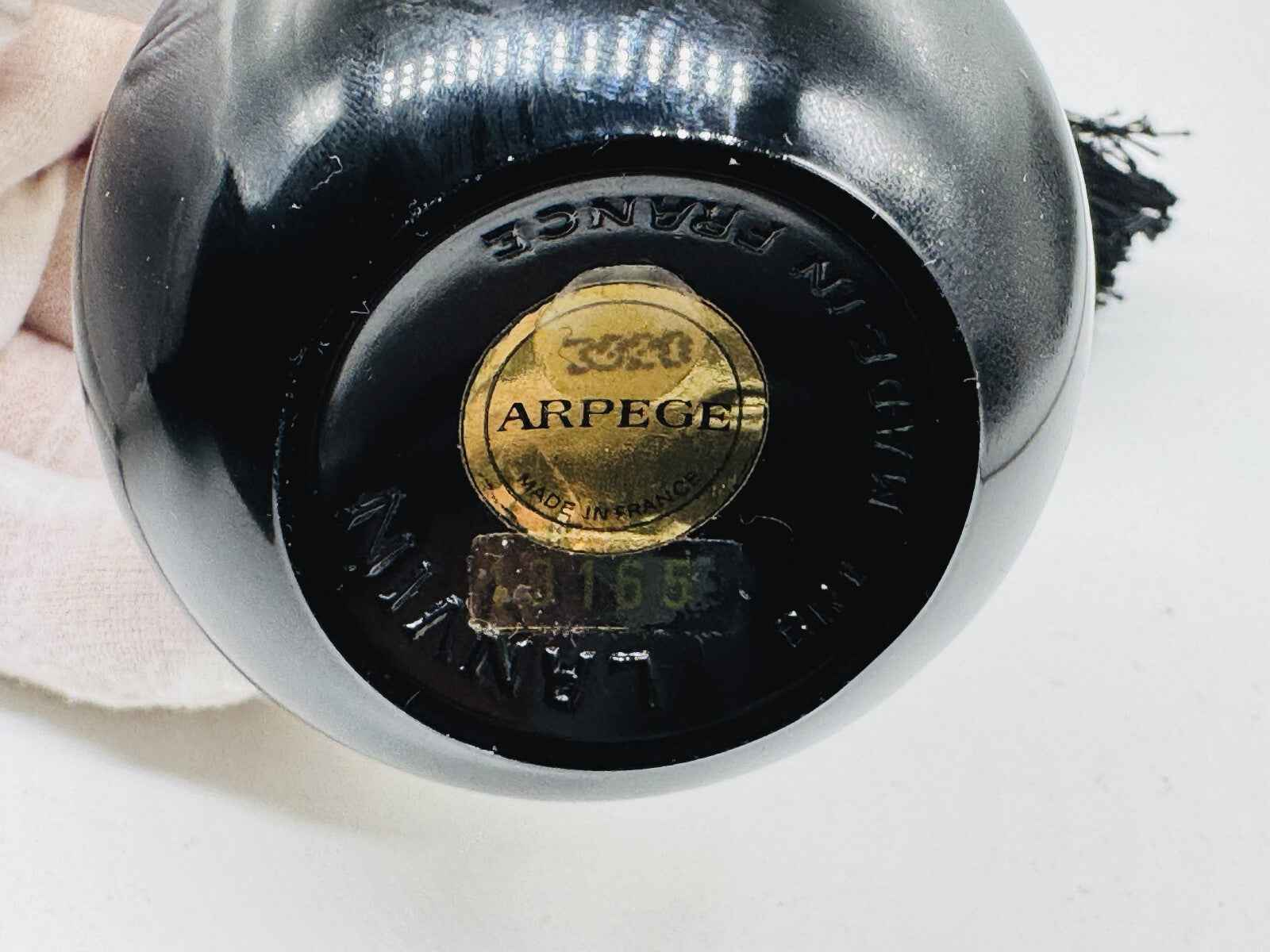 Base del flacone di profumo Lanvin Arpege Vintage con etichetta dorata e codice identificativo