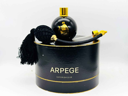Profumo Lanvin Arpege Vintage in flacone nero con vaporizzatore per una fragranza elegante