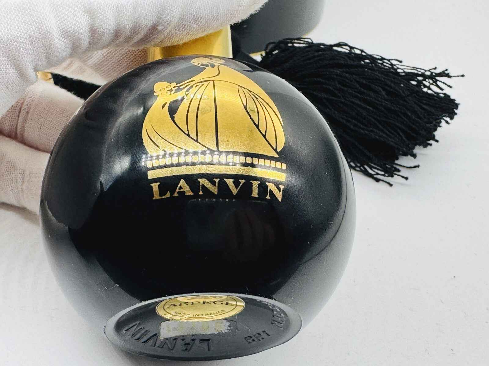 Flacone di profumo Lanvin Arpege Vintage con design elegante e nastro decorativo