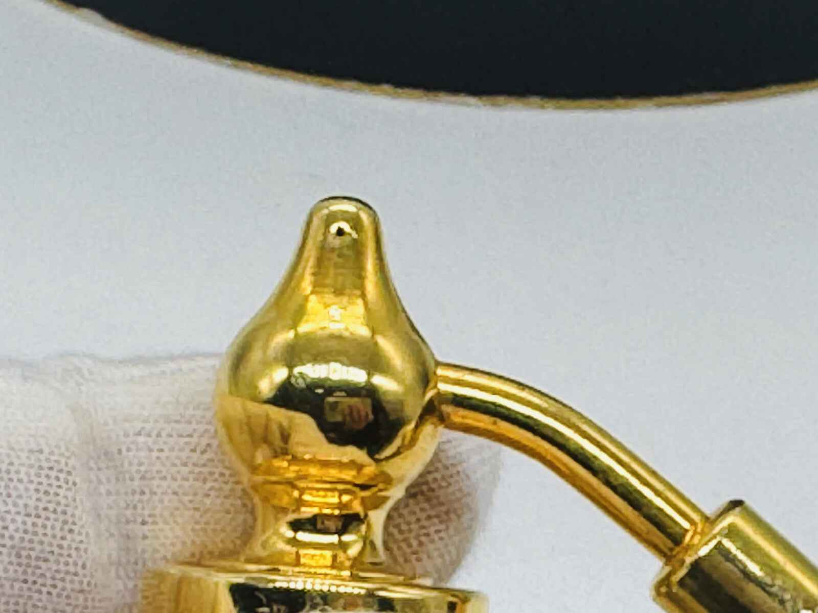Flacone di profumo Lanvin Arpege Vintage in oro con dettagli eleganti e curati