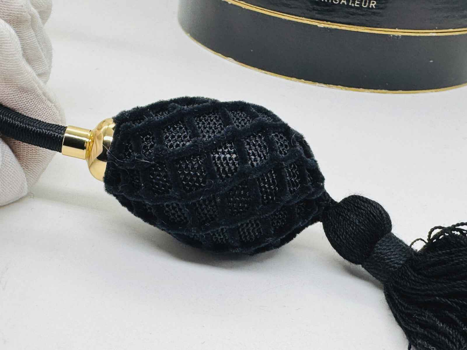 Dettaglio del vaporizzatore del profumo Lanvin Arpege Vintage con frangia nera e finiture dorate