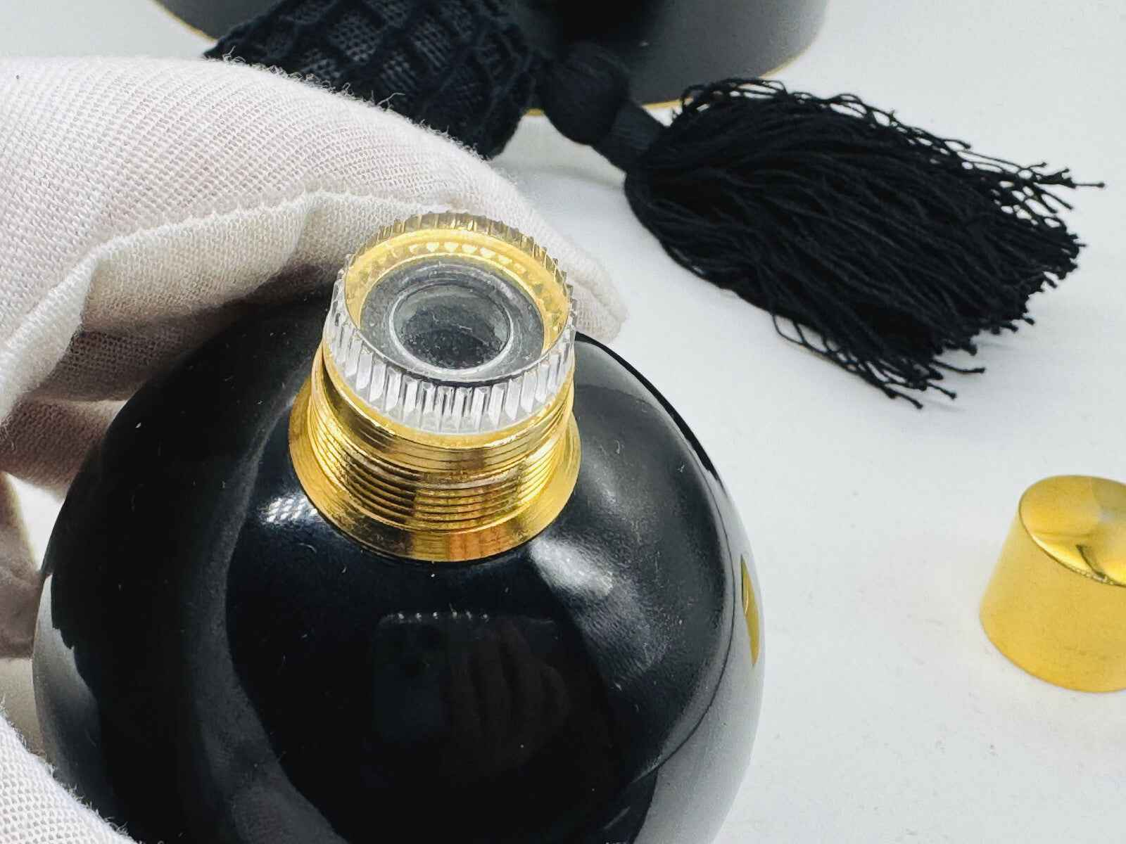 Dettaglio del profumo Lanvin Arpege Vintage con tappo dorato e design elegante