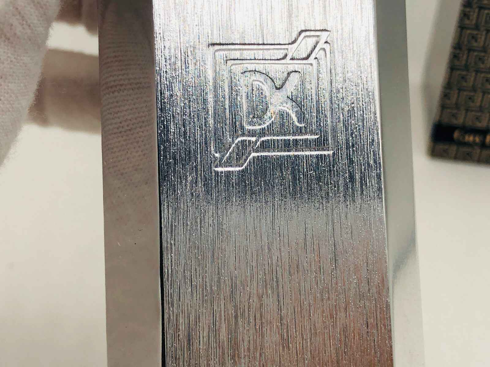 Dettaglio del logo Laroche Drakkar Vintage su un elegante portafoto metallico