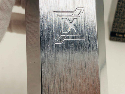Dettaglio del logo Laroche Drakkar Vintage su un elegante portafoto metallico
