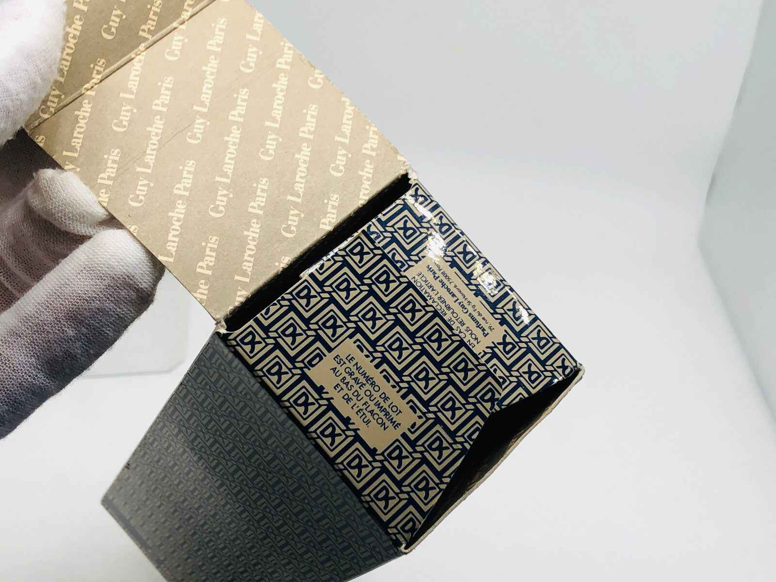 Scatola del profumo Laroche Drakkar Vintage con design elegante e dettagli raffinati