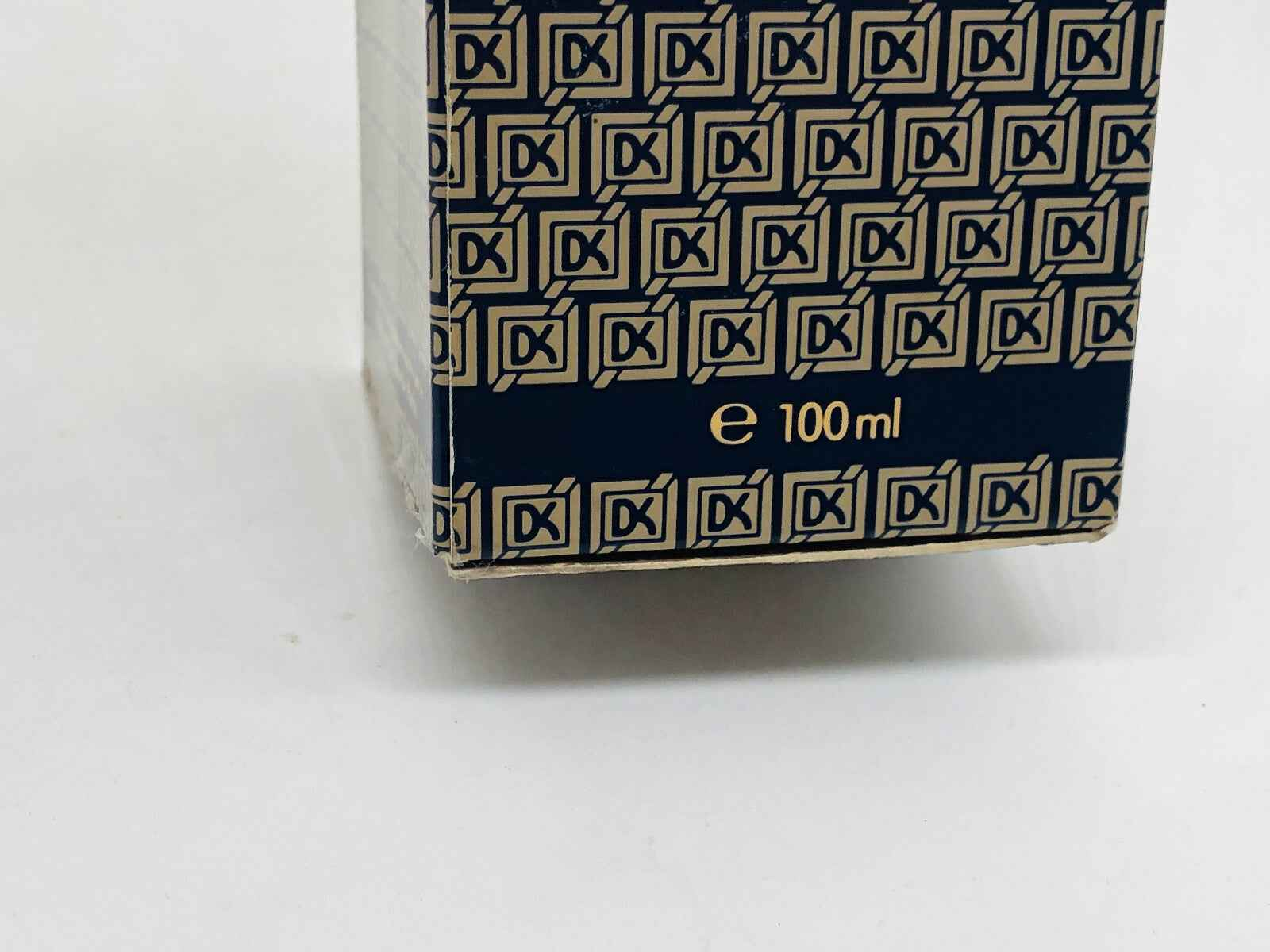 Scatola di profumo Laroche Drakkar Vintage da 100 ml con design elegante e logo distintivo