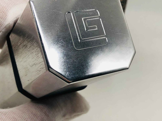 Dettaglio del tappo in metallo lucido di Laroche Drakkar Vintage con logo inciso