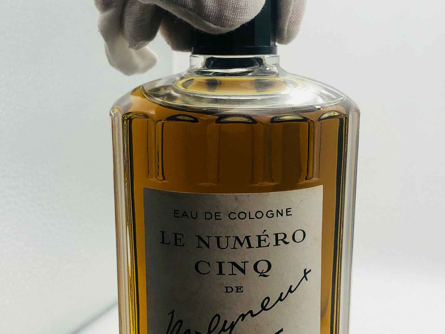 Profumo Le Numero Cinq Molyneux in bottiglia elegante con etichetta chiara e dispense d'arte