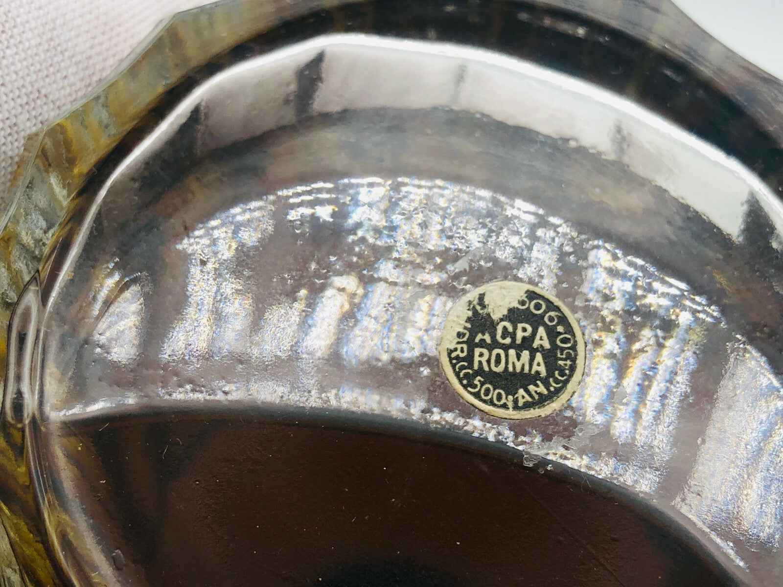 Base trasparente di vetro con etichetta vintage di Le Numero Cinq Molyneux sul fondo