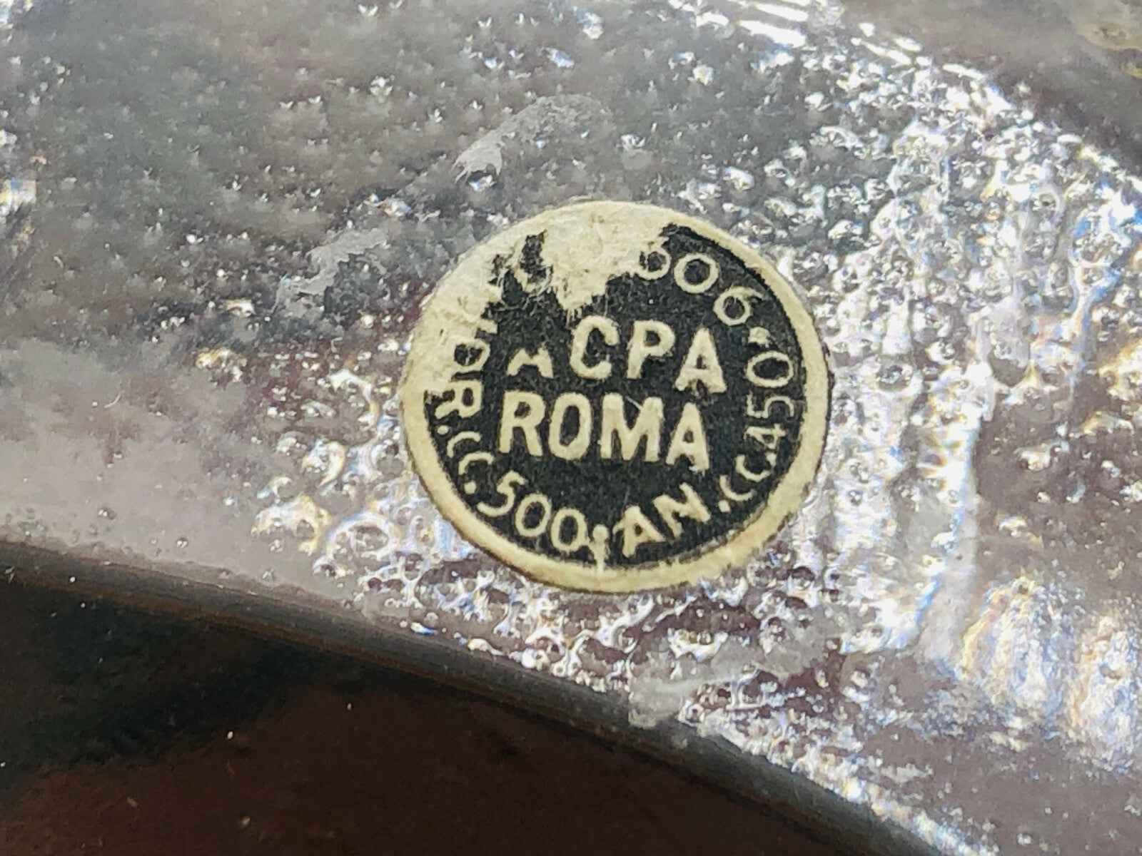 Particolare dell'etichetta Le Numero Cinq Molyneux su un esclusivo prodotto da collezione