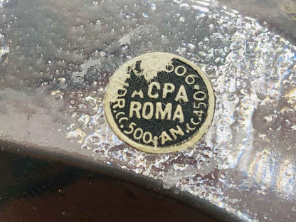 Particolare dell'etichetta Le Numero Cinq Molyneux su un esclusivo prodotto da collezione