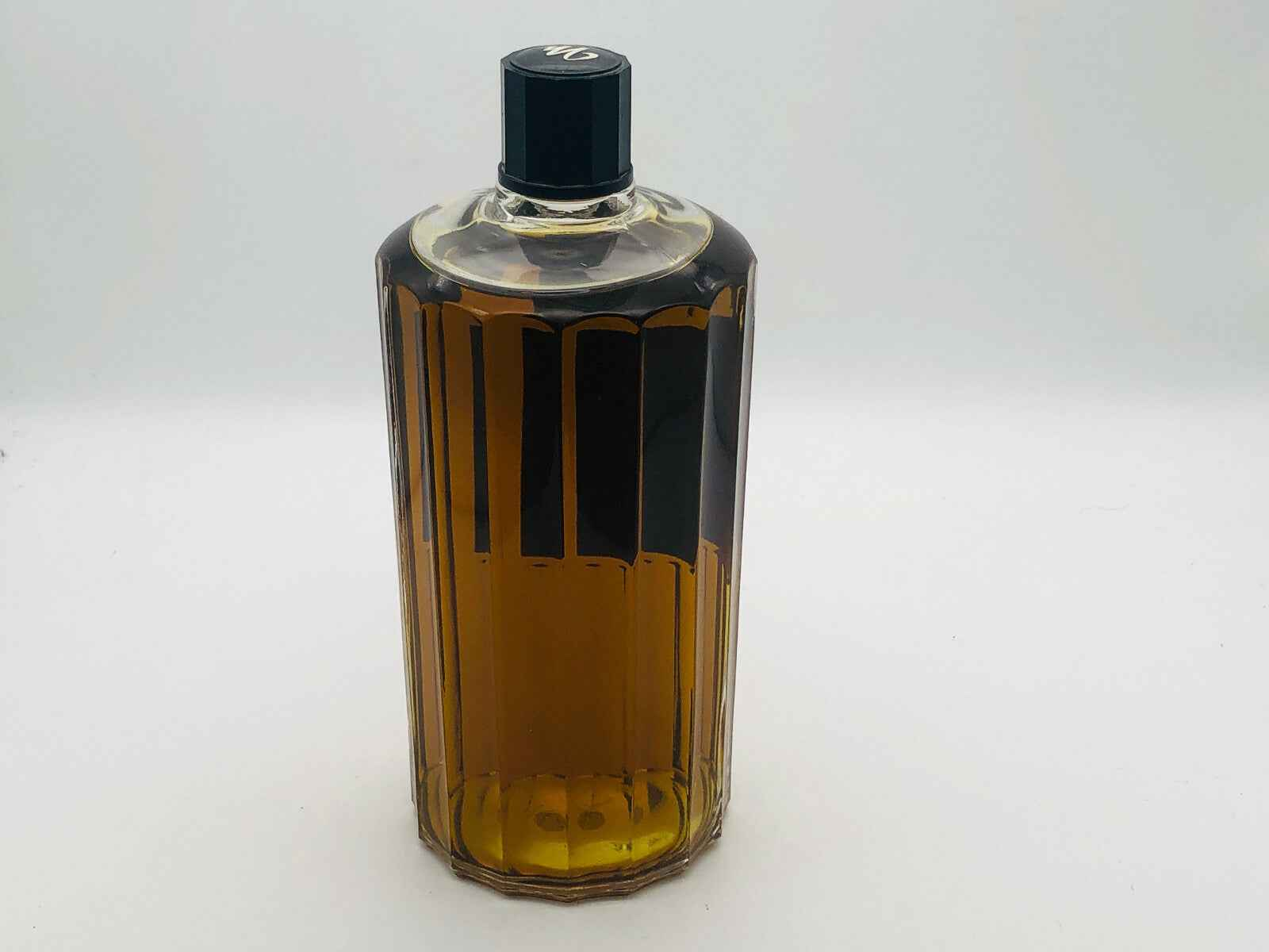 Profumo Le Numero Cinq Molyneux in bottiglia elegante con tonalità ambrata e tappo nero