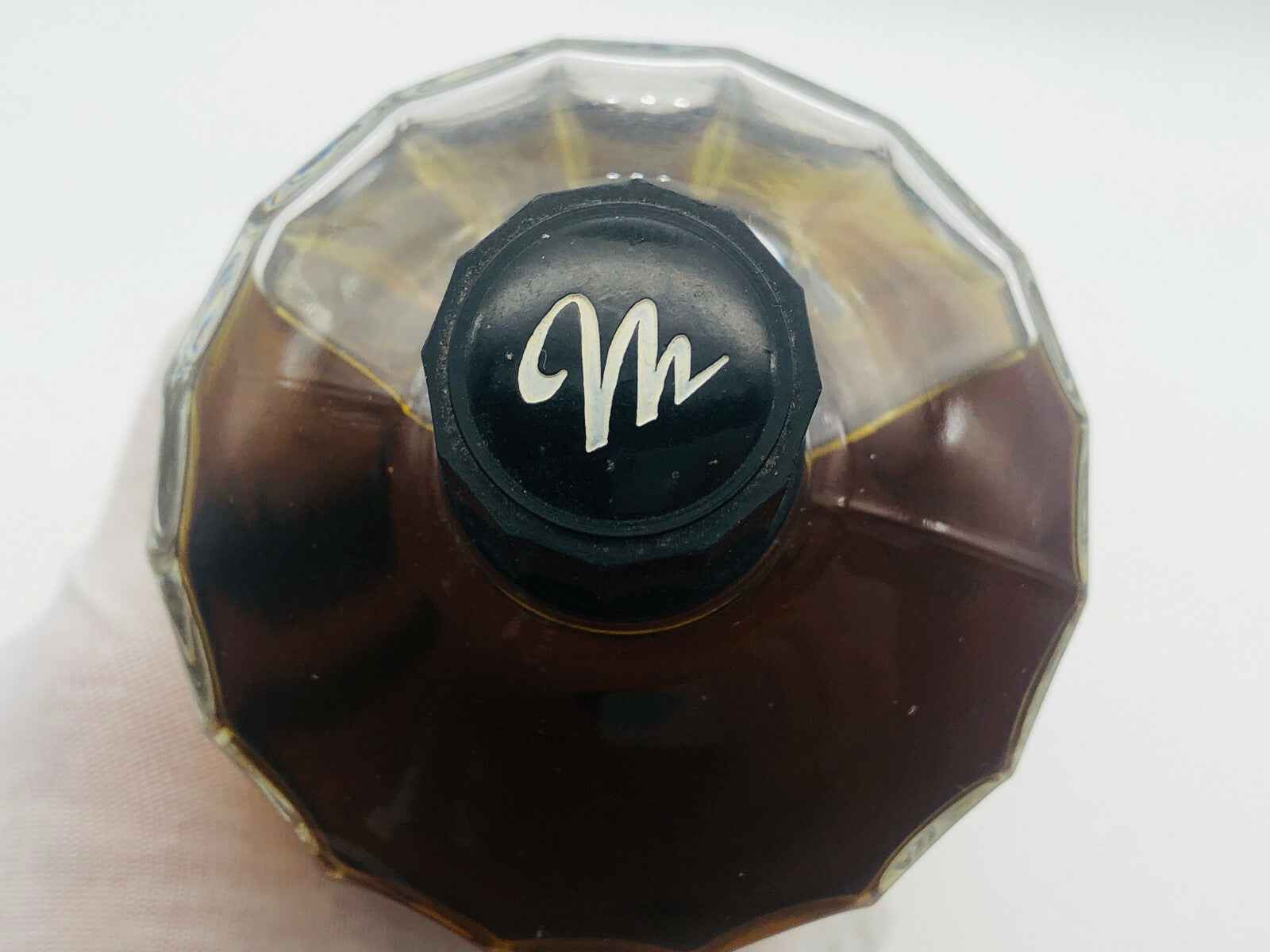 Tappo del flacone di profumo Le Numero Cinq Molyneux con design elegante e logo distintivo