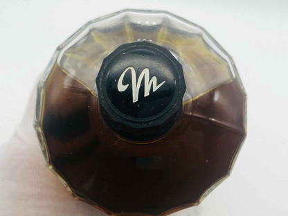Tappo del flacone di profumo Le Numero Cinq Molyneux con design elegante e logo distintivo