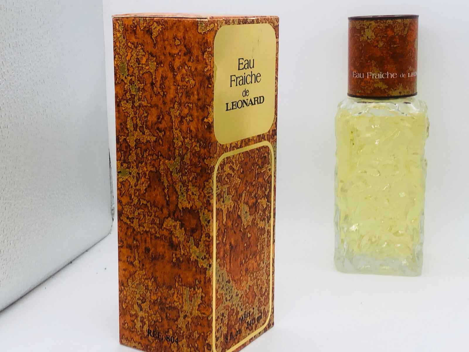 Leonard Eau Fraiche Vintage con flacone trasparente e confezione in cartone decorato