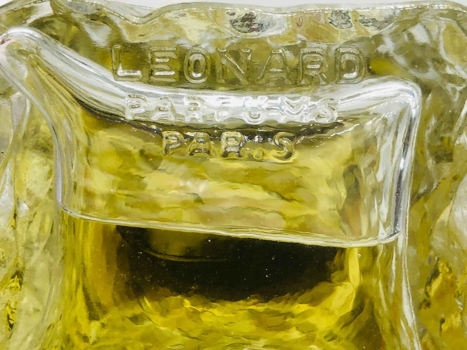 Flacone di Leonard Eau Fraiche Vintage con etichetta LEONARD PARFUMS PARIS in primo piano